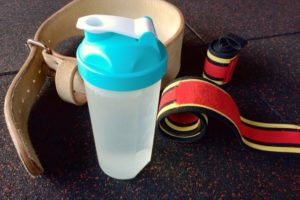 ジムでみんなが飲んでいるBCAAってなに？効果は？トレーナーが分かりやすく解説！
