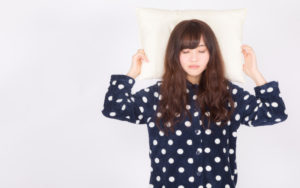 口まわりのニキビは食べ過ぎが原因！？大人ニキビの位置から改善方法を知ろう