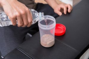 寝る前のプロテインのおすすめの時間と飲み方について分かりやすく説明します！