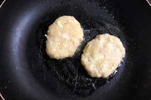 【小池友仁さんのダイエットレシピ】簡単で安い！鶏むねハンバーグの作り方