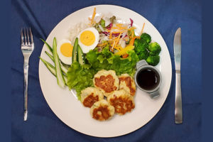 【小池友仁さんのダイエットレシピ】簡単で安い！鶏むねハンバーグの作り方